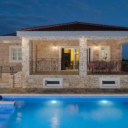 빌라 Zizi With Heated Pool 42 M2 Near Sea 브르시
