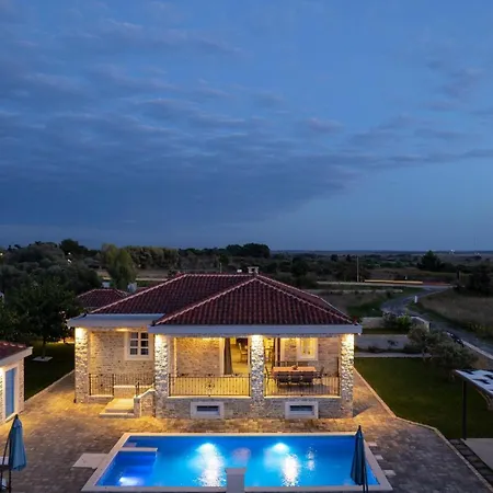 Zizi With Heated Pool 42 M2 Near Sea 빌라 *