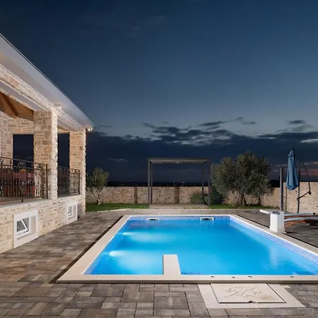 빌라 Zizi With Heated Pool 42 M2 Near Sea 브르시
