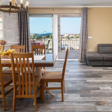 빌라 Zizi With Heated Pool 42 M2 Near Sea 브르시